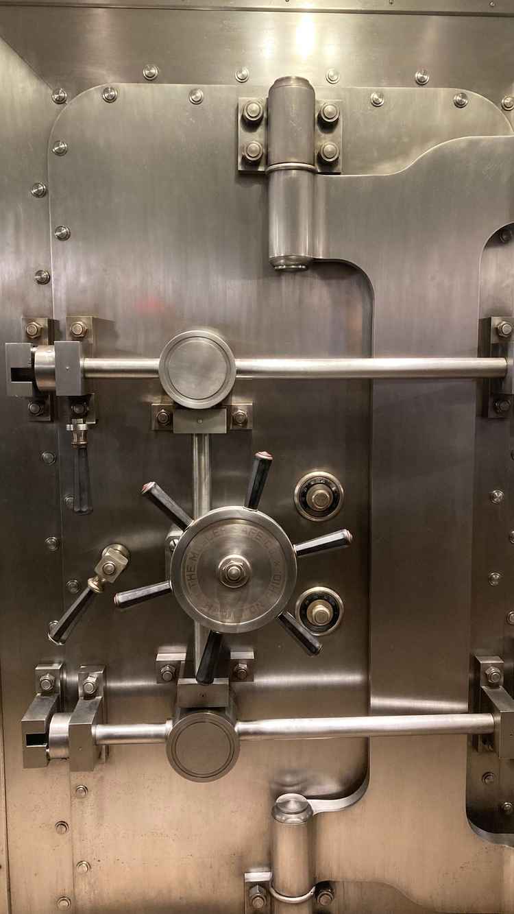 三井住友銀行の金庫もありました！前撮りで金庫と一緒に撮影される方もいらっしゃるそうです。