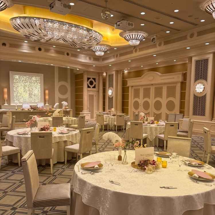 華やかなシャンデリアが印象的で、上品で可愛らしい雰囲気の披露宴会場でした。