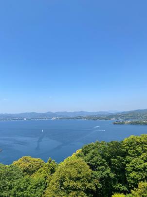 2Fの普段カフェ営業しているスペースから見る浜名湖が最高です！当日は挙式会場としての使用も◎