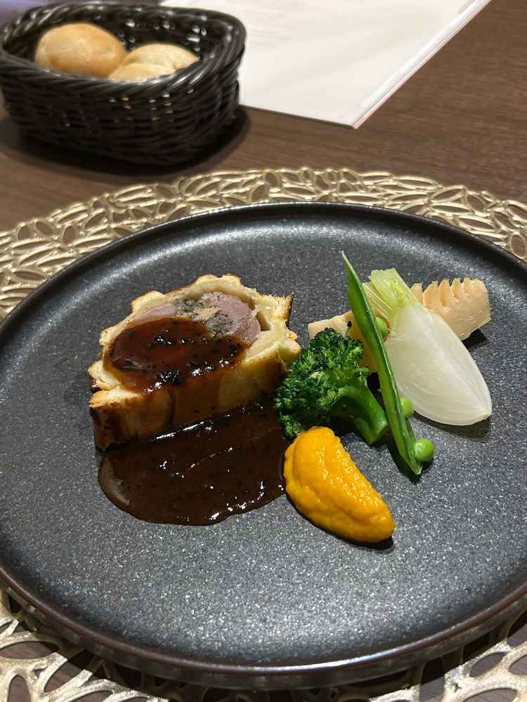 ラムとフォアグラのアン・クルート　ラムの柔らかく上品な味わいとフォアグラ、トリュフソースが好みでした