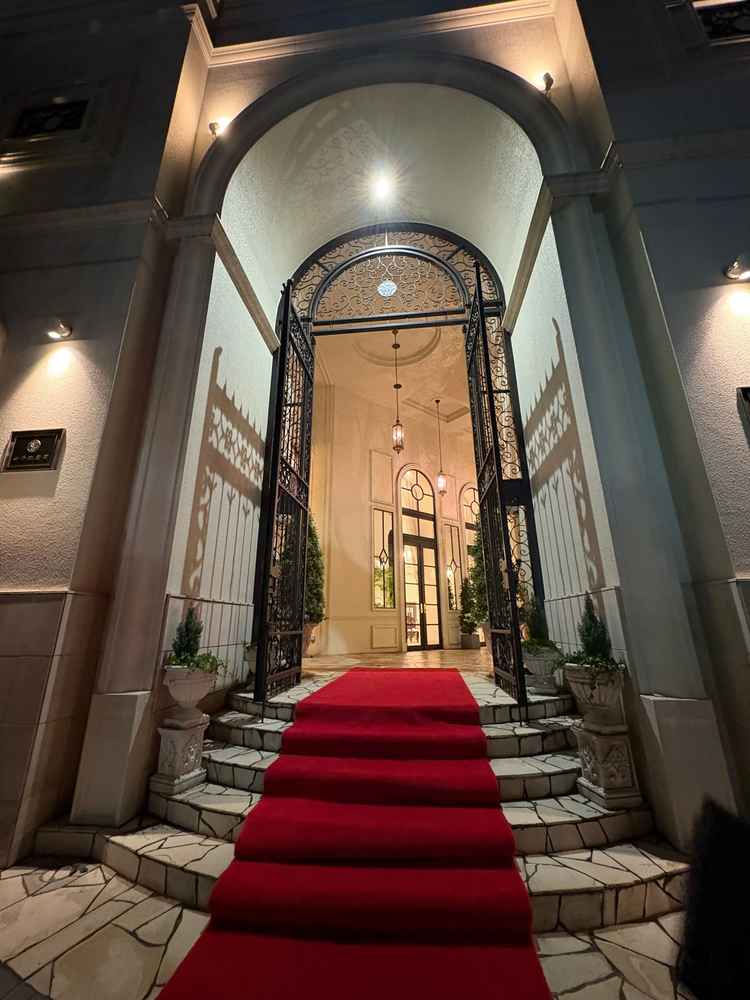 入る瞬間からワクワクする門構え