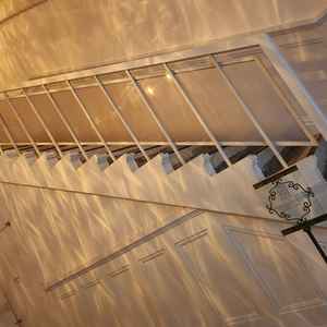 アンティークな洋館を贅沢に一棟貸切でき、お洒落な階段での撮影も自由にできるというのが魅力的でした。