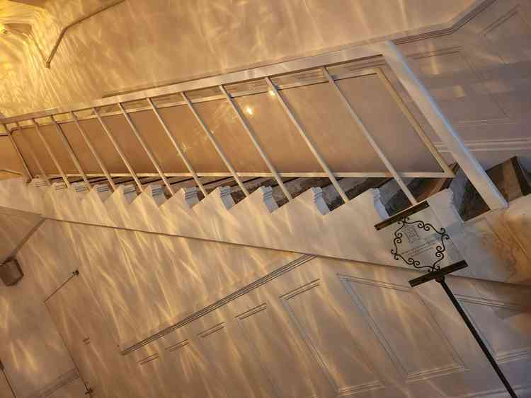 アンティークな洋館を贅沢に一棟貸切でき、お洒落な階段での撮影も自由にできるというのが魅力的でした。