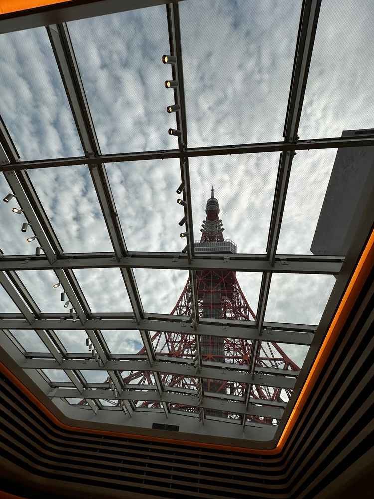 挙式場の天井からの見え方。東京タワーがはっきり見えて天気関係なく明るい。