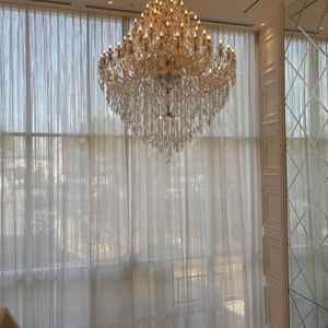 シャンデリアの階段があり、フラワーシャワーもここで行えるため、素敵な空間でした。