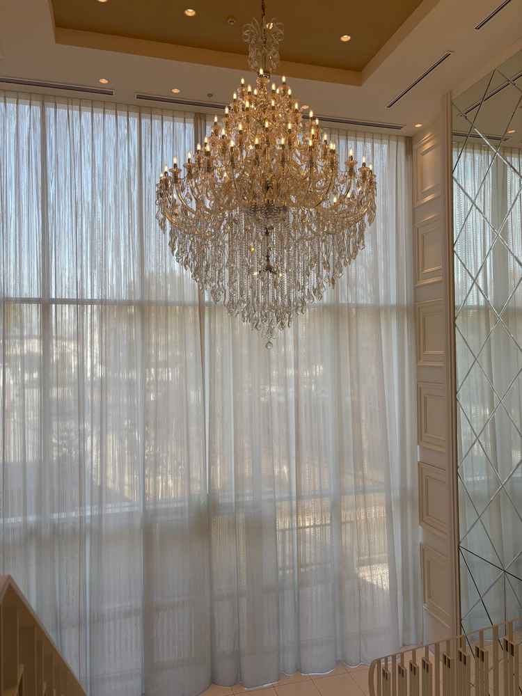 シャンデリアの階段があり、フラワーシャワーもここで行えるため、素敵な空間でした。