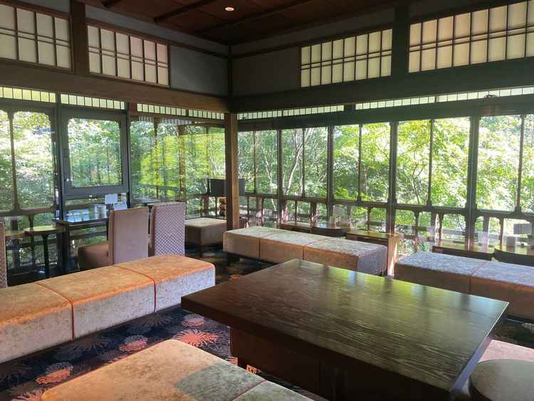 深い緑の中にある待合室で素敵でした。