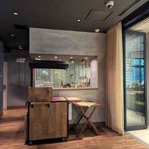 おしゃれなドリンクコーナーです。手前のワゴンを活用することもできます。