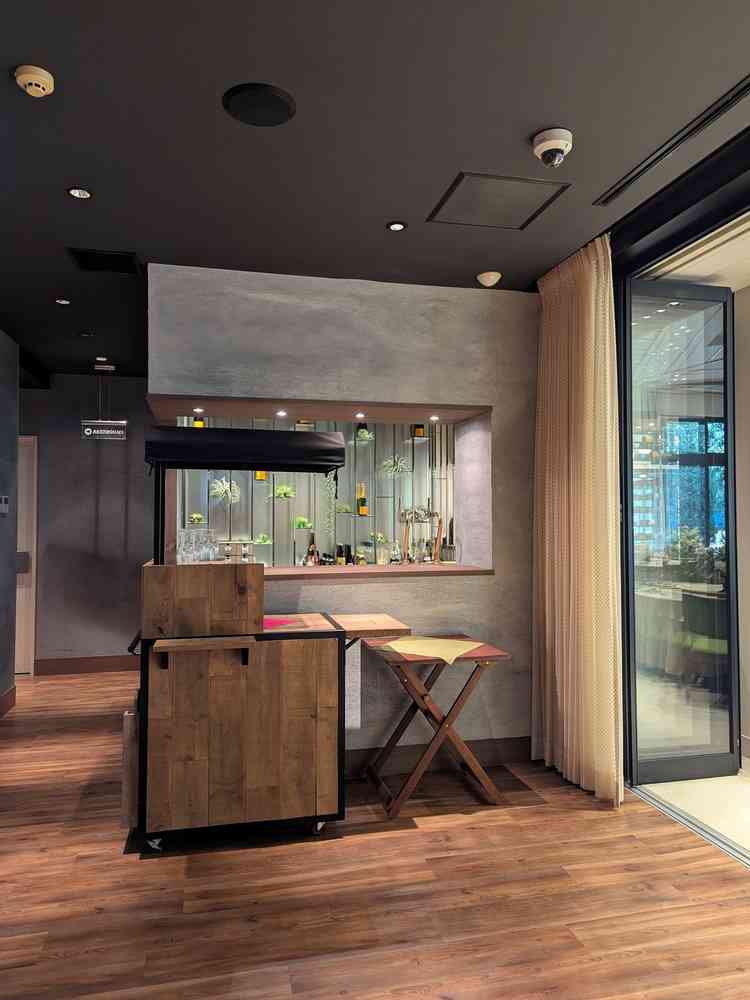 おしゃれなドリンクコーナーです。手前のワゴンを活用することもできます。