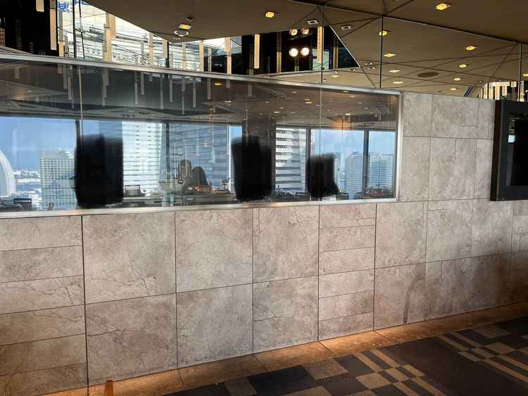 披露宴会場内のオープンキッチン。会場の半分ほどの広い窓で、パーティーを盛り上げてくれる。
