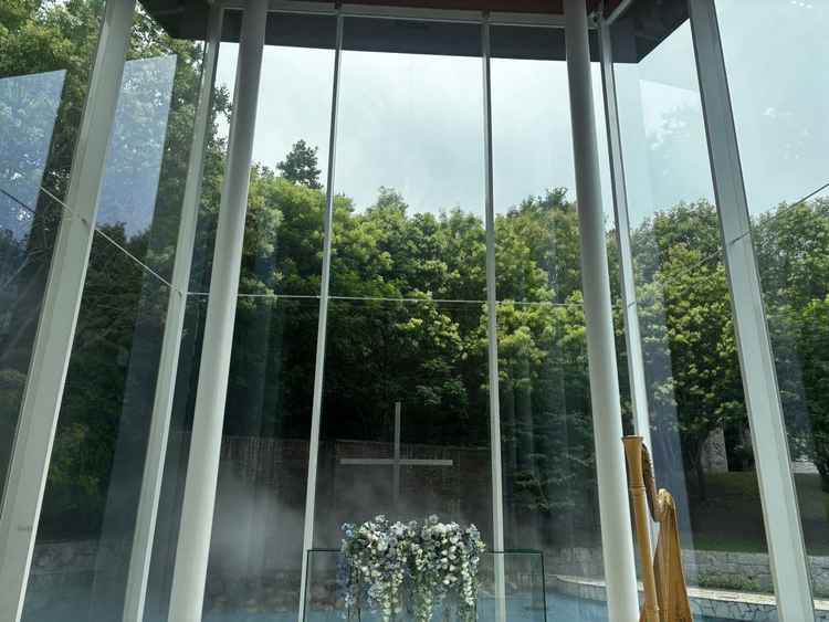 アクアベール教会の写真。この日は曇りだったのだが、自然光も差してて凛とした雰囲気だった。