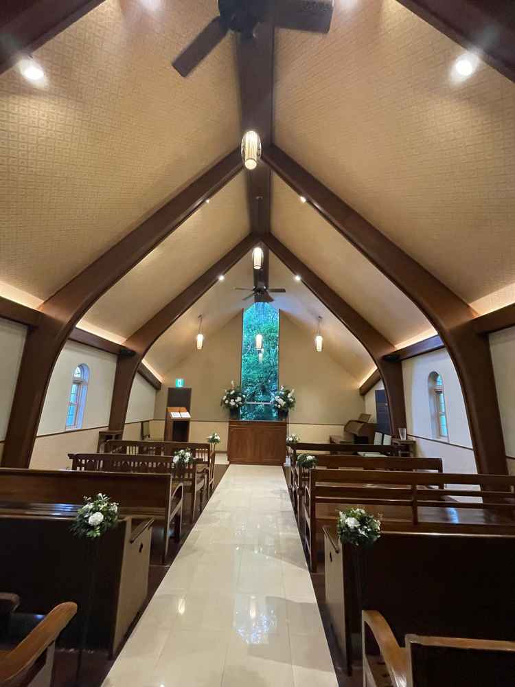 チャペルの写真。広すぎず、ゲストとの距離が近い。中央の木が見えるのが良い。