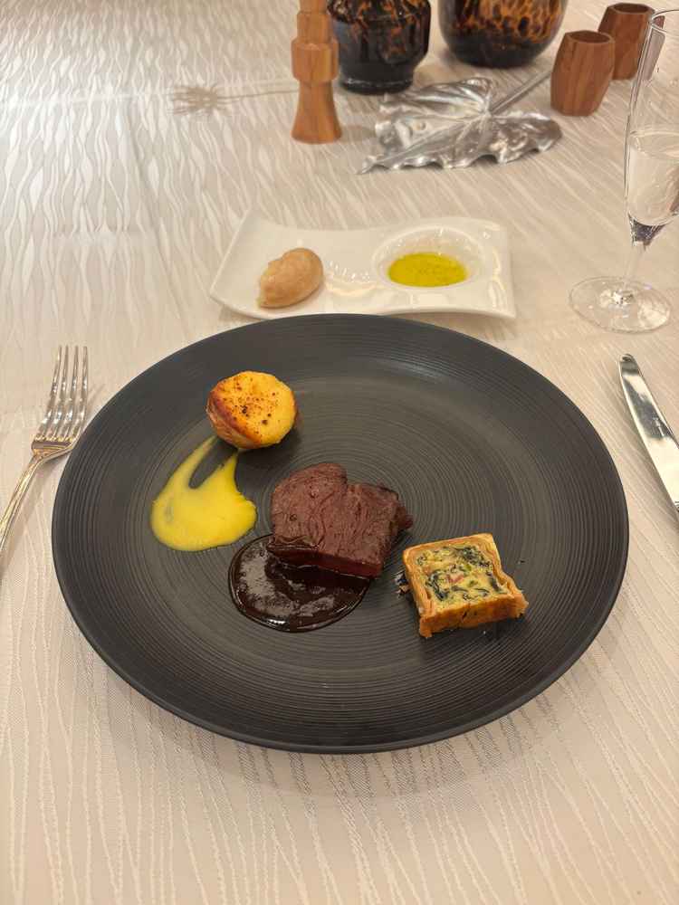 オリーブオイルにつけるパンが美味しい！お肉も美味しい！