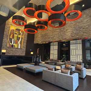 受付兼待合。親族は別のフロアに案内されるそうで、友人たちが気を遣わず過ごせることはいいと思った。