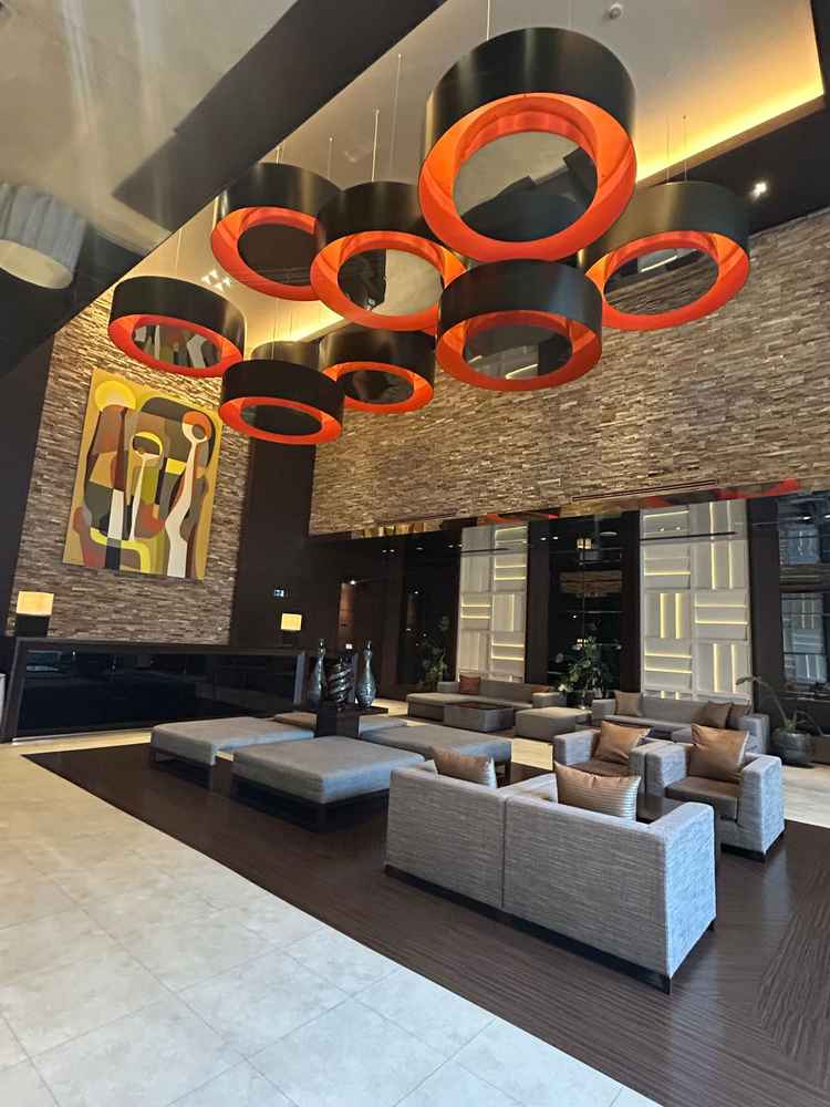 受付兼待合。親族は別のフロアに案内されるそうで、友人たちが気を遣わず過ごせることはいいと思った。