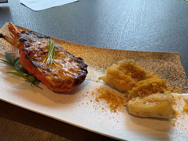 松毬焼きと伊勢海老です。柔らかく身がプリプリで美味しかったです。