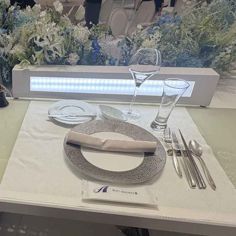 新郎新婦のテーブルに女優ライトが付いてました。ゲストに写真を撮ってもらう際も顔が明るい写真が撮れます