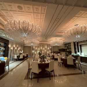 ブルーノクリスタル会場　大理石調の上品な会場で、光が柔らかく反射してとても華やかでした。