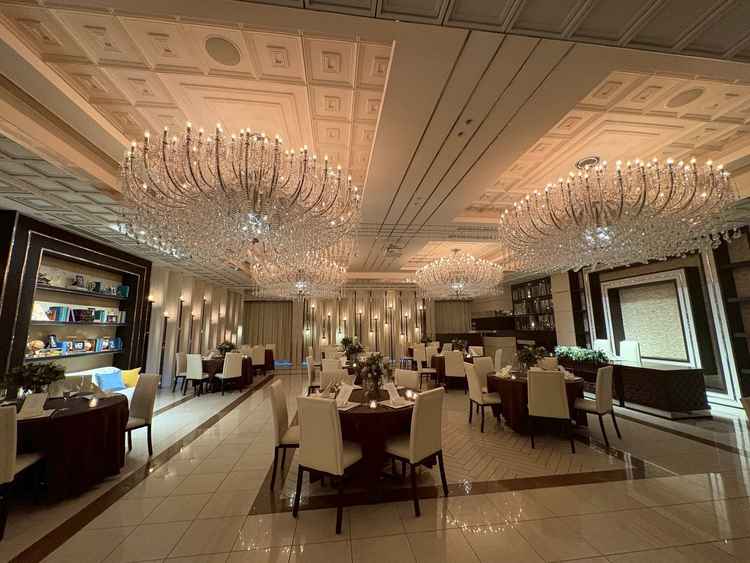 ブルーノクリスタル会場　大理石調の上品な会場で、光が柔らかく反射してとても華やかでした。