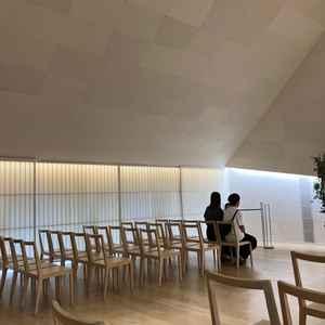 チャペルは天井が高く、ライティングも建築にこだわりをもった会場ならではのデザイン性でした。