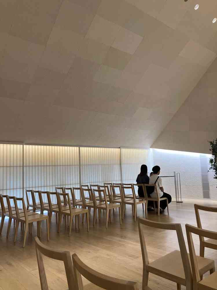 チャペルは天井が高く、ライティングも建築にこだわりをもった会場ならではのデザイン性でした。