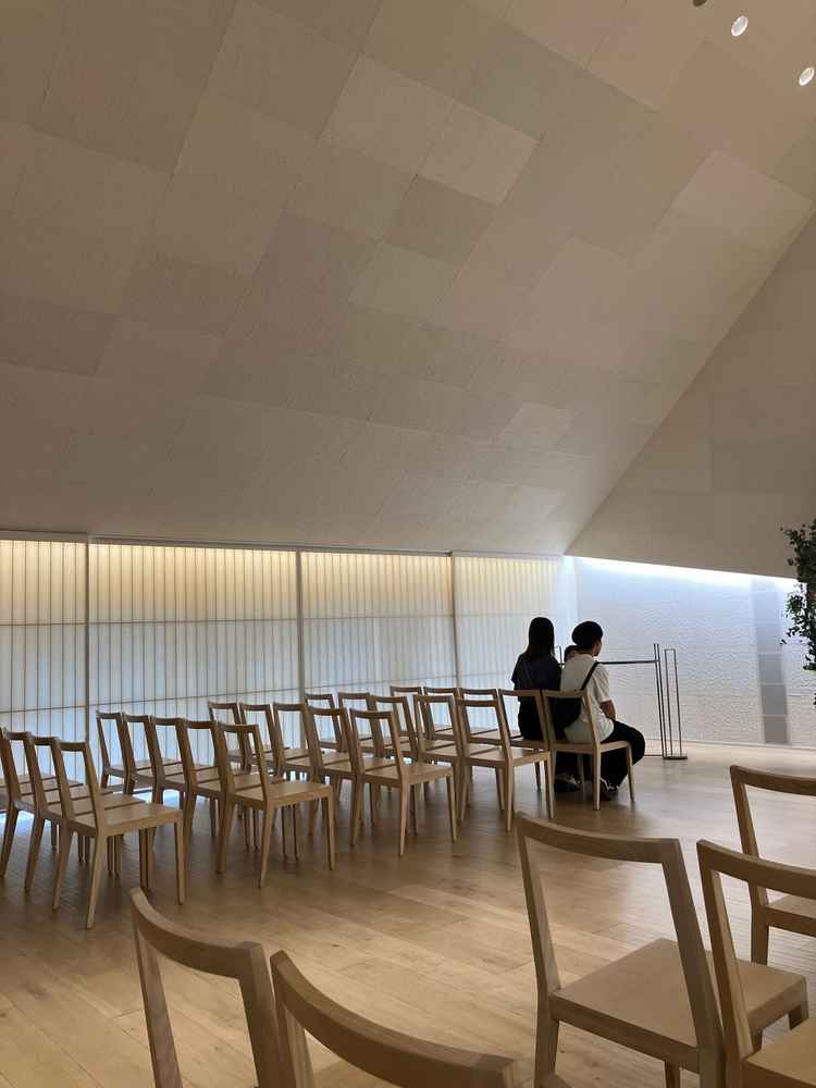 チャペルは天井が高く、ライティングも建築にこだわりをもった会場ならではのデザイン性でした。