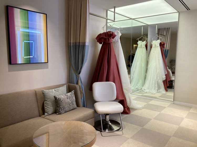 式当日に使用する控室。ホテルの一室のような空間でトイレや冷蔵庫まで備えており、リラックスできそう