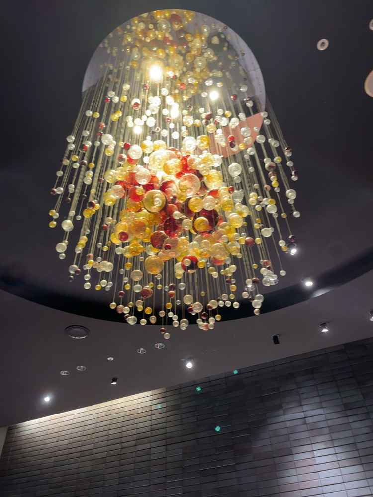 待合室の照明です。色とりどりで綺麗でした。