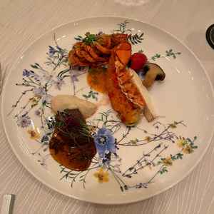 ロブスターと近江牛のステーキ、パンとデザートをいただきました。料理自体は美味しかったので良かったです