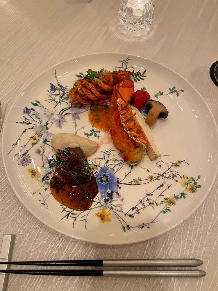 ロブスターと近江牛のステーキ、パンとデザートをいただきました。料理自体は美味しかったので良かったです