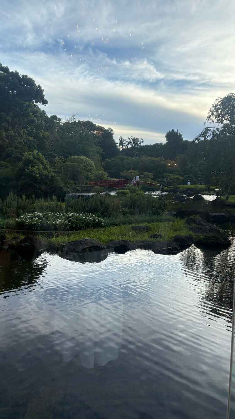 日本庭園が広く、ゆったりとした雰囲気の中で過ごせるのが魅力的でした。庭園を背景に写真を撮る