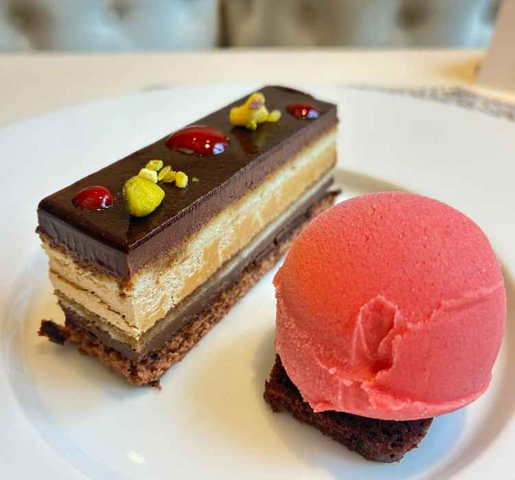 デザートのチョコレートケーキがとても美味しかったです！他の試食の料理も綺麗な盛り付けでした。