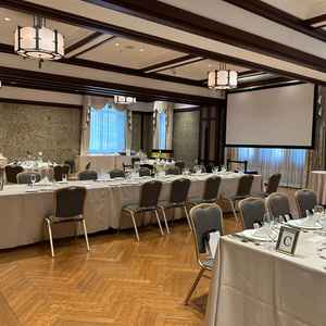 披露宴会場の床と椅子がどうしても古会議室感があり、大量の花や装飾がないと地味に思えました。