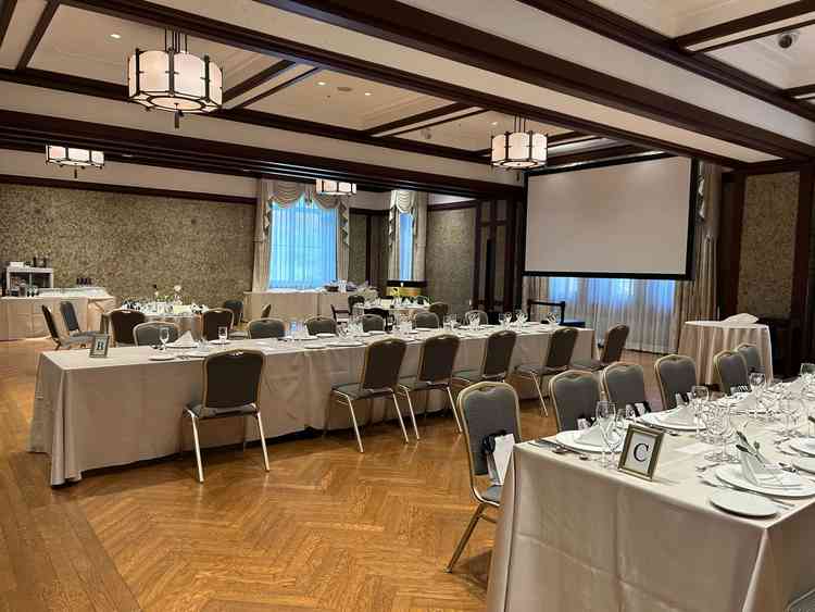 披露宴会場の床と椅子がどうしても古会議室感があり、大量の花や装飾がないと地味に思えました。