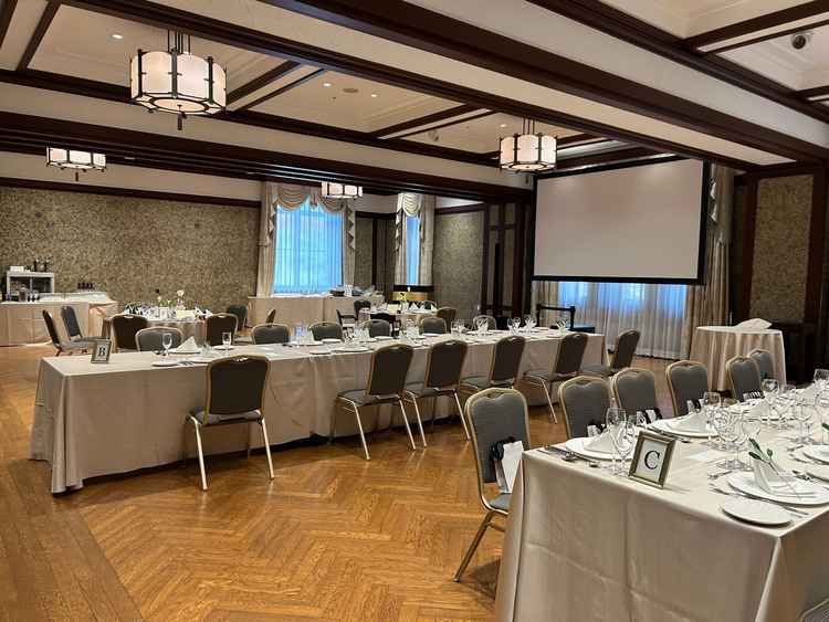 披露宴会場の床と椅子がどうしても古会議室感があり、大量の花や装飾がないと地味に思えました。