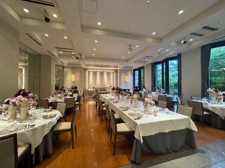 こちらの披露宴会場でお料理の試食をさせていただきました。