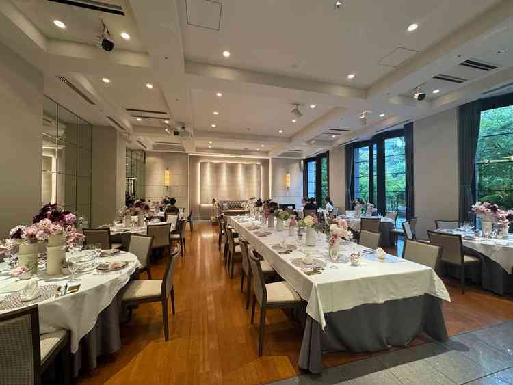 こちらの披露宴会場でお料理の試食をさせていただきました。