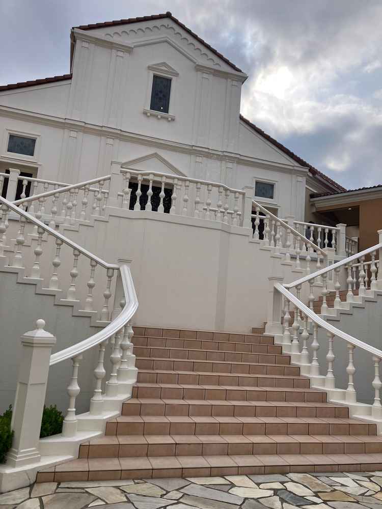 ここでフラワーシャワーが出来る。とても大きい階段