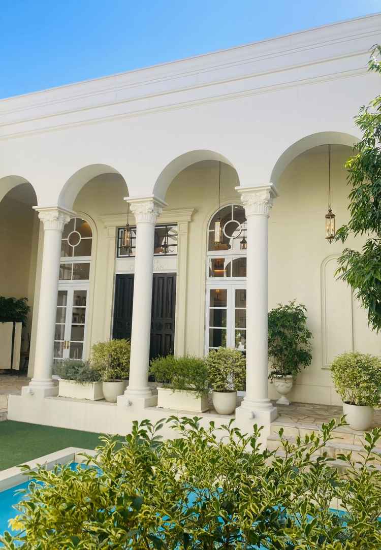 入ってすぐにガーデンとプールがあります。周りの建物が見えず、空がしっかり見えて素敵でした。