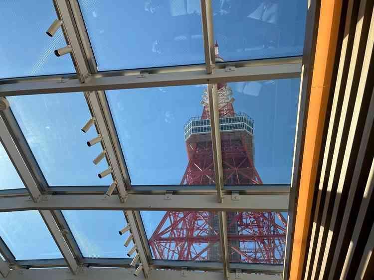 チャペルから見える東京タワー、大迫力。