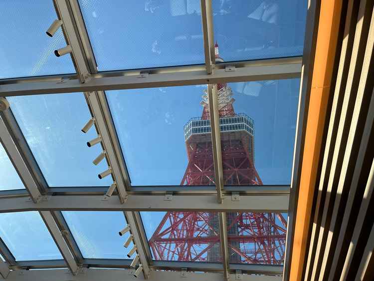 チャペルから見える東京タワー、大迫力。