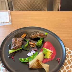 試食した料理です。見た目も華やかでお肉も柔らかく美味しかったです。