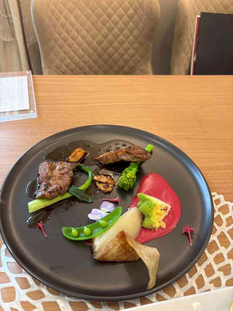 試食した料理です。見た目も華やかでお肉も柔らかく美味しかったです。