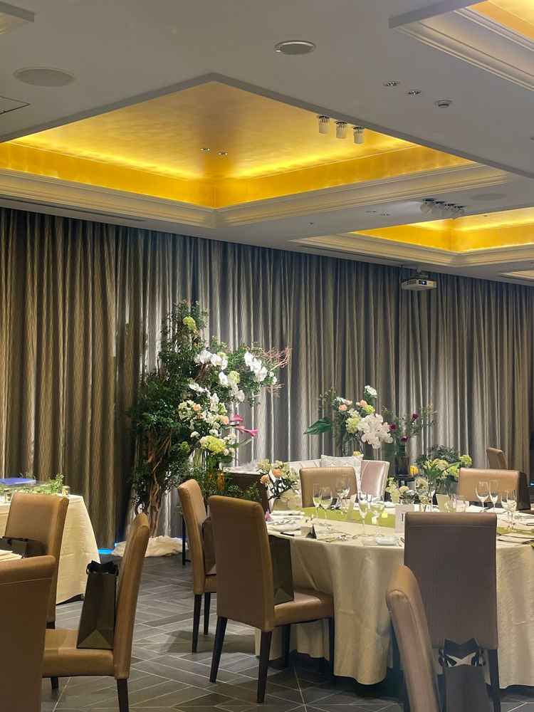 披露宴会場も広くてシンプルでソファーにできるところも嬉しいポイントでした。