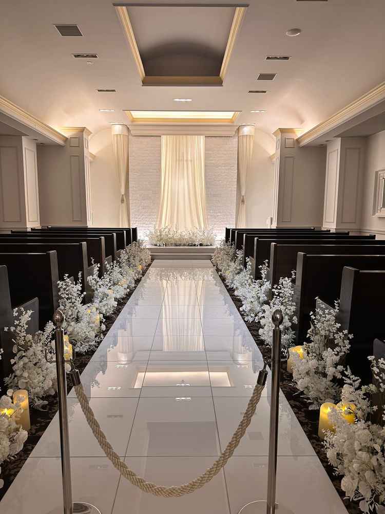 2階のチャペル、全天候型のため、照明を変えることで雰囲気を変えることができるそう。