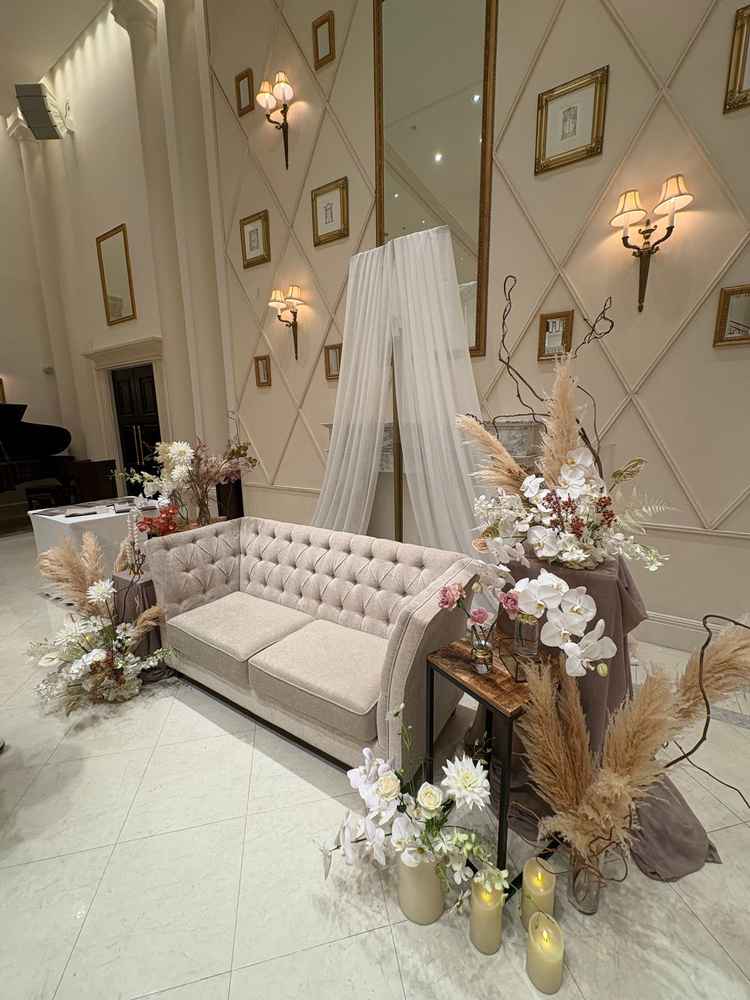 高砂。ソファに惹かれた。装飾もプランに入っているため、こんなに盛り盛りにしても同じ値段で安心。