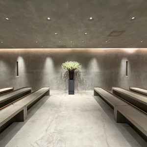 参列者の椅子の向きが特徴的なチャペル