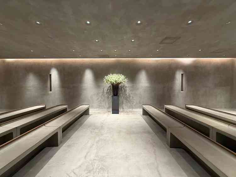 参列者の椅子の向きが特徴的なチャペル