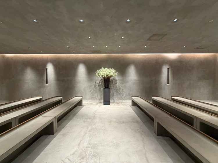 参列者の椅子の向きが特徴的なチャペル