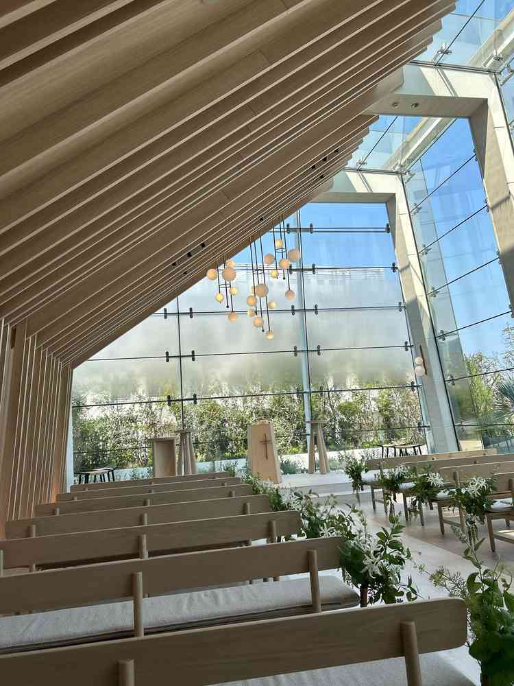 チャペル。天井8mの開放感抜群。木の香りが非常に落ち着いてよかったです。